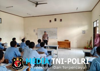 Polisi Pendamping Kelas SMKN 1 Tarumajaya Cek Kehadiran Siswa dan Beri Himbauan Kamtibmas
