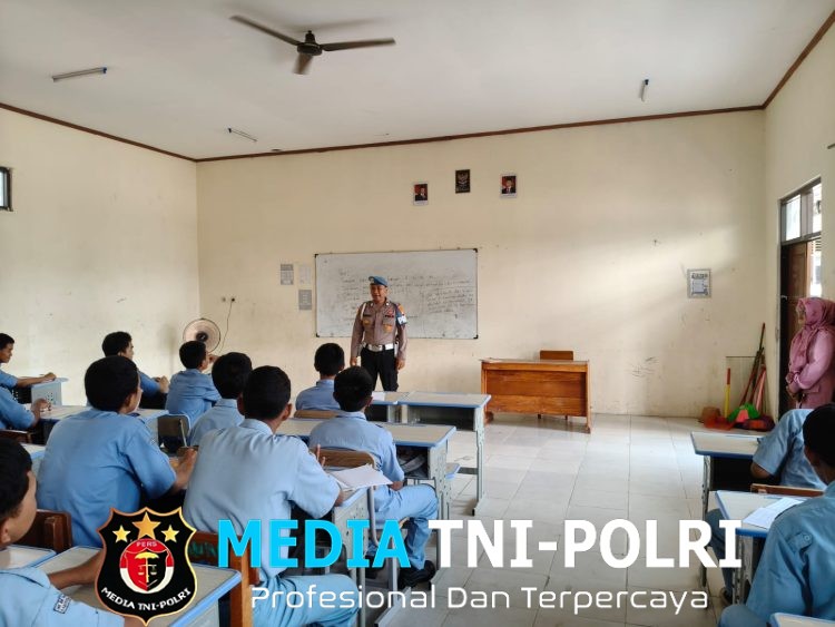 Polisi Pendamping Kelas SMKN 1 Tarumajaya Cek Kehadiran Siswa dan Beri Himbauan Kamtibmas