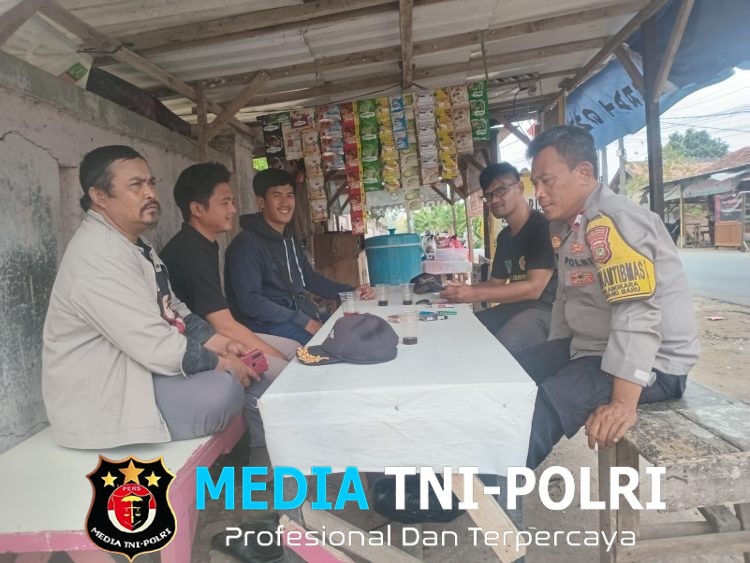 Bhabinkamtibmas Polsek Serang Baru Sambangi Tokoh Masyarakat, Ajak Warga Aktifkan Satkamling