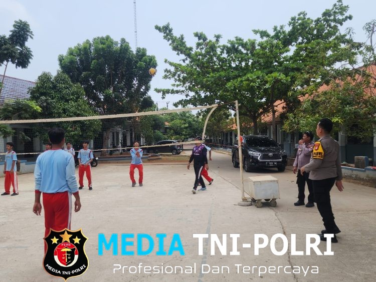 Polsek Muaragembong Dampingi Pelajar SMAN 1 melalui Kegiatan Voli