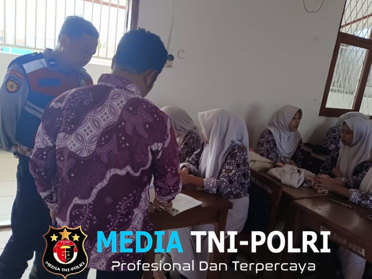 Sat Samapta Polres Metro Bekasi Laksanakan Pendampingan Bapak Asuh di SMK Bina Nusa Babelan