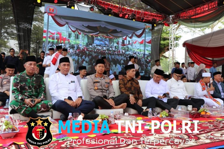 Peringati HUT ke-35 Lampung Barat, Kapolres Lampung Barat Hadiri Pengajian Akbar Bersama Gubernur dan Ustadz Das’ad Latief