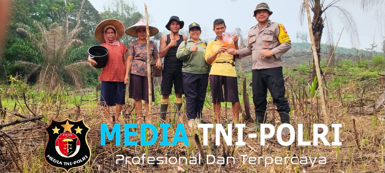 Semangat Tak Kenal Cuaca, Bhabinkamtibmas dan Petani Serta PPL Kompak Tanam Jagung di Pawis Hilir