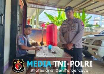 Usai Patroli di Lokasi Rawan Pencurian, Polisi Sambangi Warga yang Tengah Bersantai