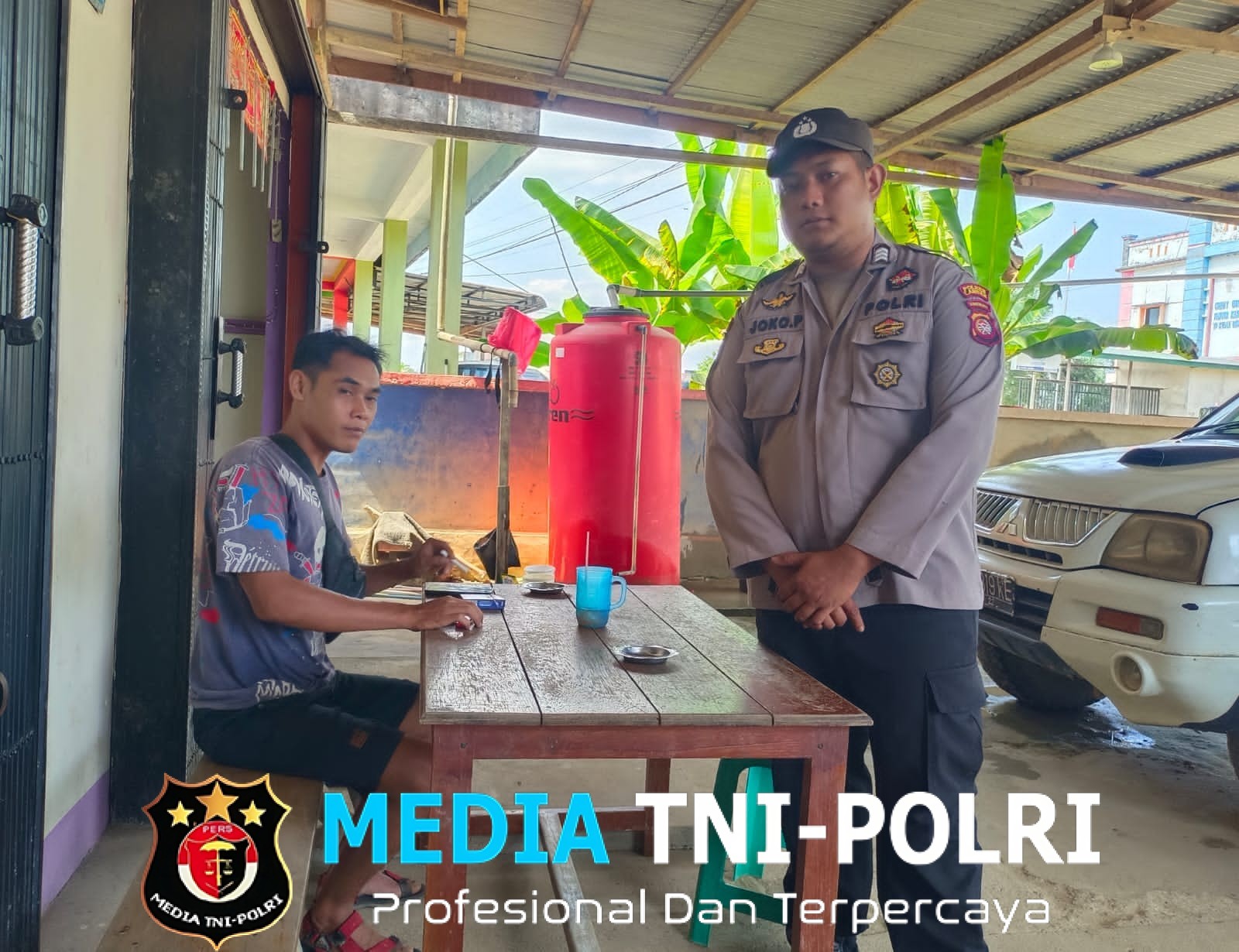 Usai Patroli di Lokasi Rawan Pencurian, Polisi Sambangi Warga yang Tengah Bersantai