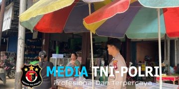 Saat Patroli, Polisi Sengah Temila Berhenti Temui Warga Penjual Kue, Ini Pesan yang Disampaikan
