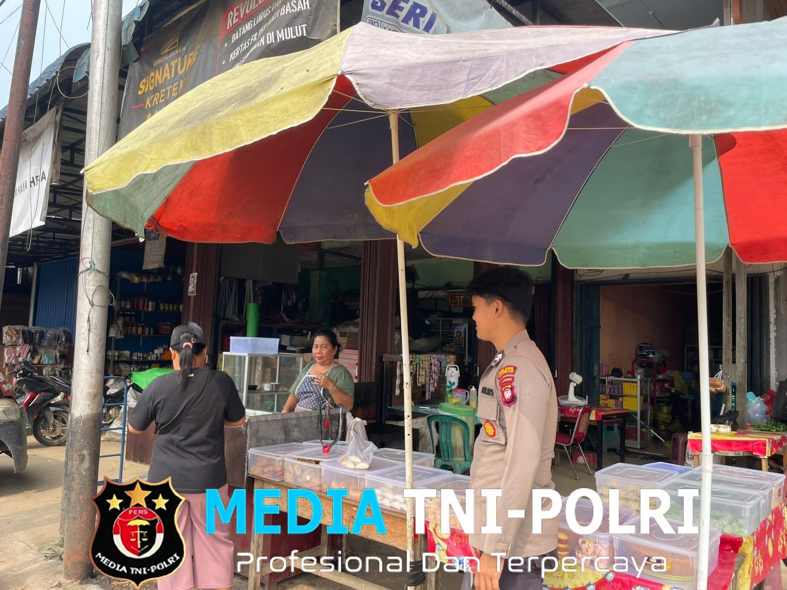 Saat Patroli, Polisi Sengah Temila Berhenti Temui Warga Penjual Kue, Ini Pesan yang Disampaikan