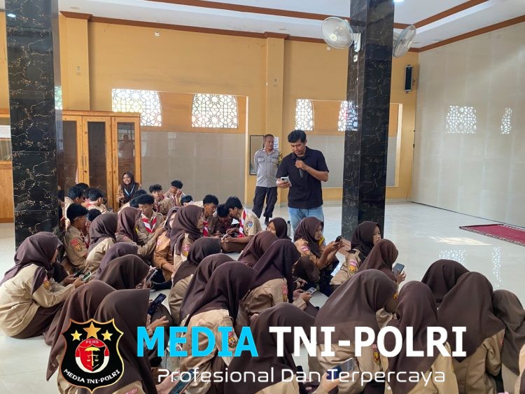 Polsek Kedungwaringin Kenalkan Pemanfaatan AI kepada Pelajar SMA Negeri 1 Kedungwaringin