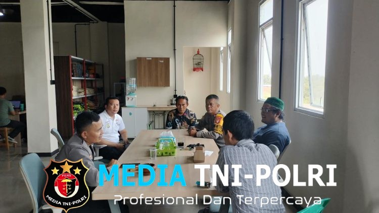 Kapolsek Cikarang Pusat Sambangi Tokoh Masyarakat, Perkuat Kamtibmas Pasca Pilkades