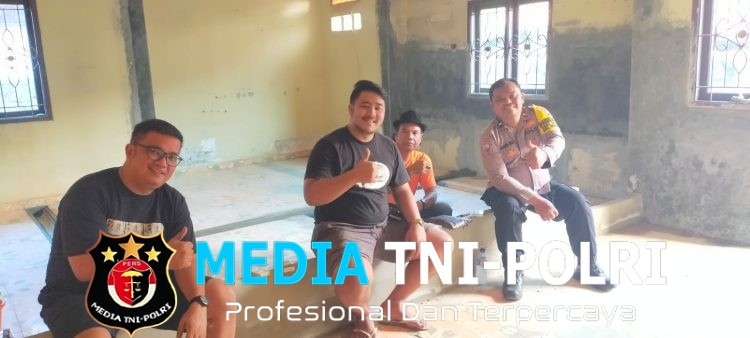 Bhabinkamtibmas Polsek Serang Baru Sambangi Tokoh Masyarakat Sirnajaya, Sampaikan Pesan Kamtibmas