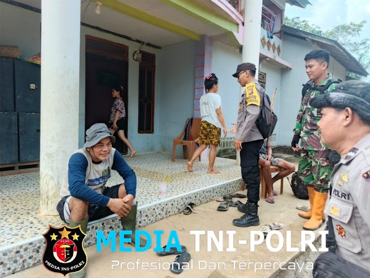 Sinergitas TNI Polri Patroli Kamtibmas di Siang Hari Sampaikan Pesan Kamtibmas Kepada Masyarakat