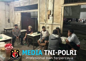 Patroli Malam, Polisi Sapa Warga yang Bersantai Sekaligus Sampaikan Imbauan Antisipasi Pencurian