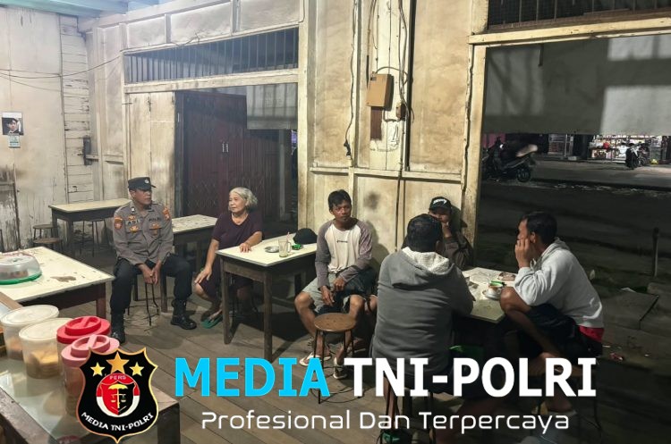 Patroli Malam, Polisi Sapa Warga yang Bersantai Sekaligus Sampaikan Imbauan Antisipasi Pencurian