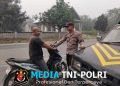 Patroli Siang, Polisi Sapa Warga di Tepi Jalan, Ingatkan Waspada Berbagai Kejahatan
