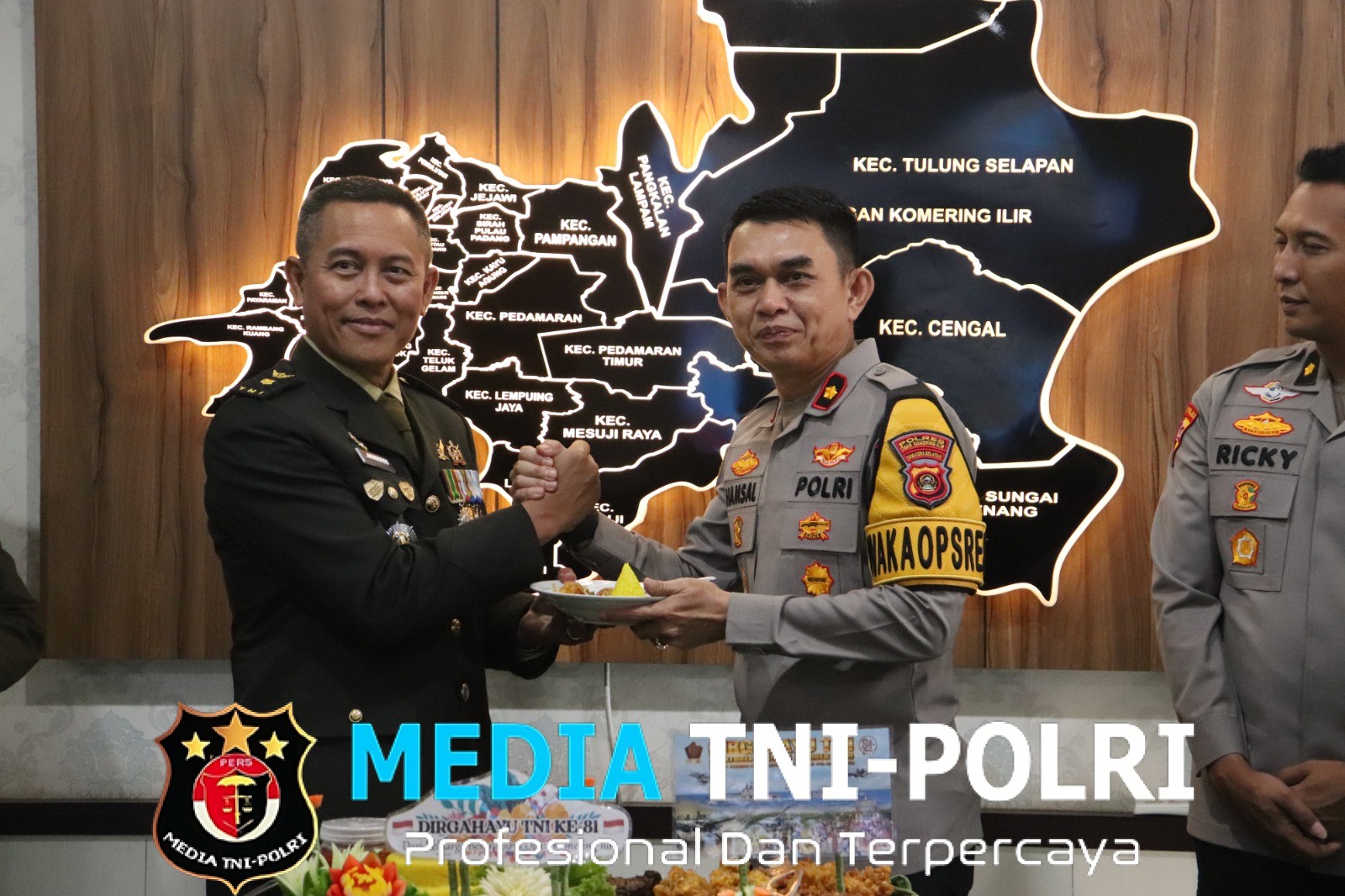 Polres OKI Berikan Kejutan HUT ke-81 TNI, Serahkan Tumpeng dan Makan Bersama di Makodim 0402/OKI
