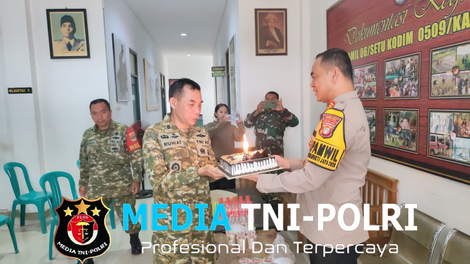Polsek Setu Beri Kejutan HUT TNI ke-81 kepada Koramil Setu, Perkuat Sinergitas TNI–Polri