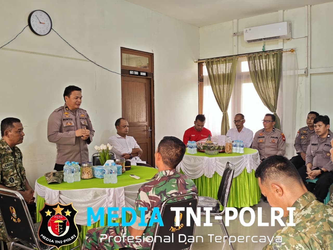 Kejutan di HUT TNI ke-81, Polsek Ngabang Serahkan Nasi Tumpeng ke Koramil