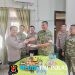 Kejutan di HUT TNI ke-81, Polsek Ngabang Serahkan Nasi Tumpeng ke Koramil