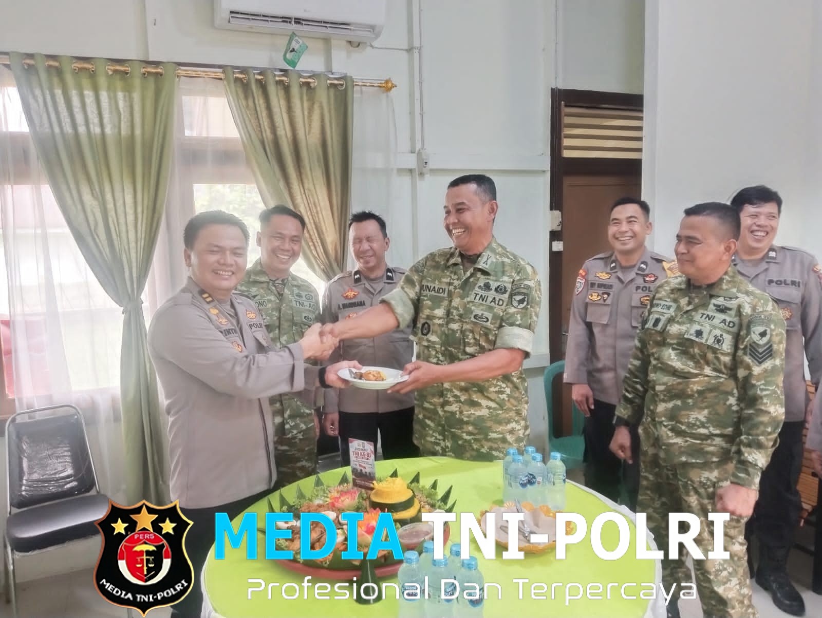 Kejutan di HUT TNI ke-81, Polsek Ngabang Serahkan Nasi Tumpeng ke Koramil