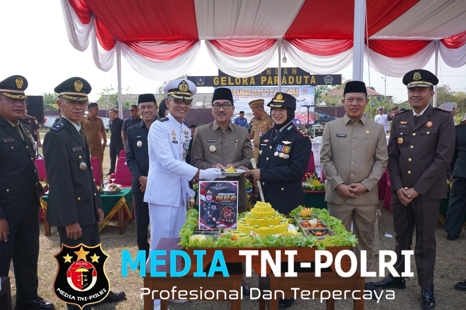 HUT ke-81 TNI, Polres Lampung Utara Berikan Kejutan Tumpeng ke Jajaran TNI