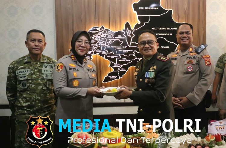 Semarak HUT ke-81 TNI, Kapolres Ogan Ilir Berikan Tumpeng dan Peralatan Tenis Meja kepada Dandim 0402/OKI-OI