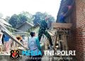 Wujud Kepedulian Sosial, Babinsa Desa Gogodeso Bantu Pembangunan RTLH Milik Warga