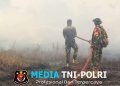 Kebersamaan Babinsa TNI dan Masyarakat Padamkan Api di Kampung Marga Mulya Merauke