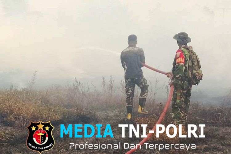 Kebersamaan Babinsa TNI dan Masyarakat Padamkan Api di Kampung Marga Mulya Merauke