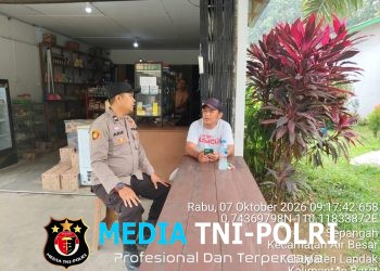Temui Warga Saat Patroli Siang, Polisi Air Besar Ajak Bijak Gunakan Media Sosial