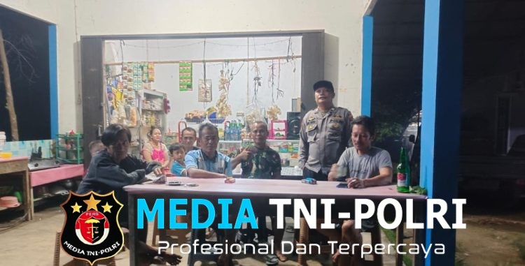 Warga Lagi Santai di Warung, Polisi Datang Ingatkan Bahaya Pencurian dan Modus Kejahatan Terbaru