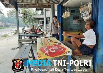 Tak Kenal Lelah, Bhabinkamtibmas Polsek Mandor Sambangi Warga Jaga Kamtibmas