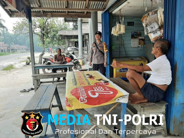 Tak Kenal Lelah, Bhabinkamtibmas Polsek Mandor Sambangi Warga Jaga Kamtibmas