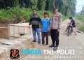 Berikan Pengamanan Progres Pembangunan Jembatan Pasca Longsor, Polsek Dolok Silau Dukung Pemulihan Infrastruktur Jalan Kabupaten