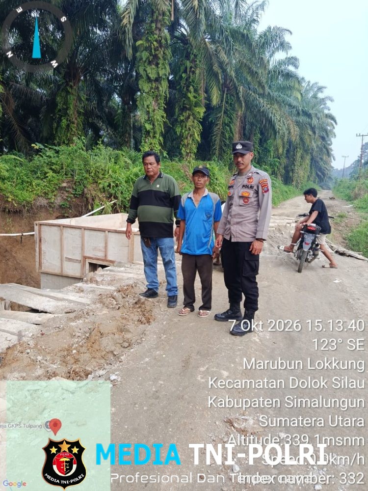 Berikan Pengamanan Progres Pembangunan Jembatan Pasca Longsor, Polsek Dolok Silau Dukung Pemulihan Infrastruktur Jalan Kabupaten