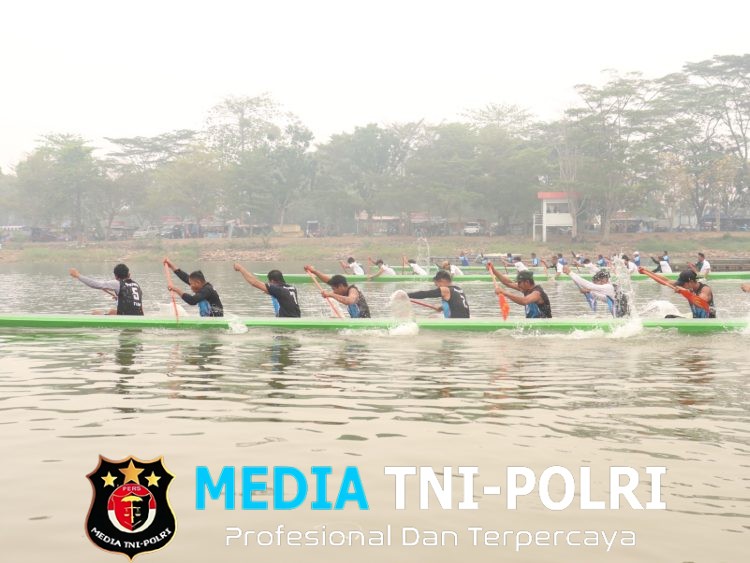 Semarak HUT Ke-81 TNI Tim Kodim 0402/OKI-OI Ikut Meriahkan Lomba Bidar Tradisional Piala Pangldam ll/Sriwijaya