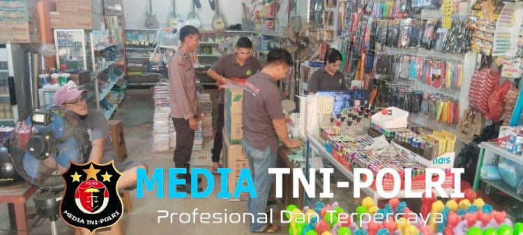 Sapa Warga Saat Berbelanja, Polisi Sengah Temila Sisipkan Pesan Penting Waspada Modus Pencurian!