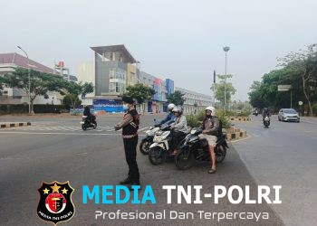 Sat Samapta Polres Metro Bekasi Hadir Layani Masyarakat, Atur Arus Lalu Lintas Pagi di Pertigaan Eco Water