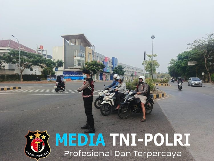 Sat Samapta Polres Metro Bekasi Hadir Layani Masyarakat, Atur Arus Lalu Lintas Pagi di Pertigaan Eco Water