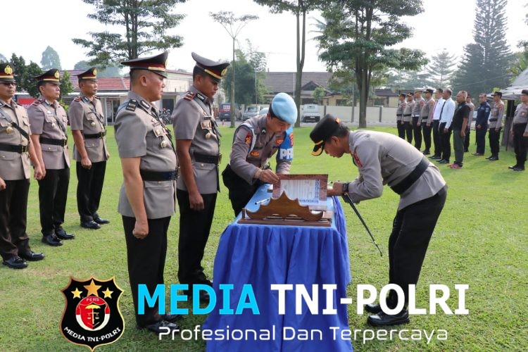 Pimpin Upacara Sertijab PJU dan Kapolsek Jajaran, Kapolres Lampung Barat Tekankan Pengabdian dan Pelayanan Maksimal