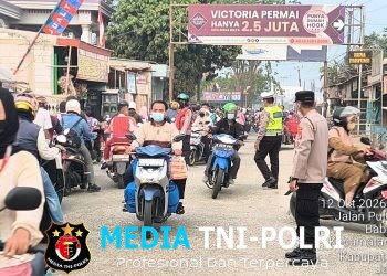 Polsek Babelan Atur Lalu Lintas Pagi di Warung Gabus Pucung, Pastikan Arus Kendaraan Tetap Lancar