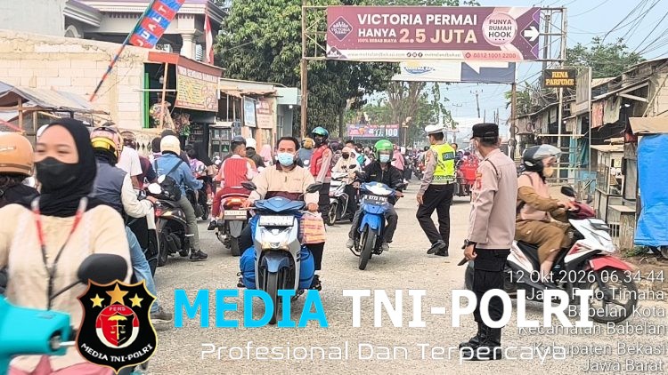 Polsek Babelan Atur Lalu Lintas Pagi di Warung Gabus Pucung, Pastikan Arus Kendaraan Tetap Lancar