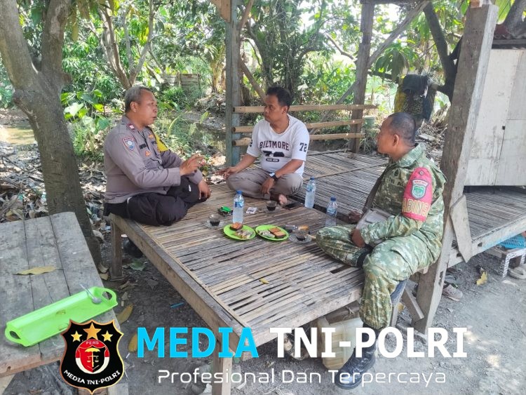 Pererat Silaturahmi dengan Warga, Bhabinkamtibmas Polsek Tambelang Sambangi Masyarakat Desa Sukadaya