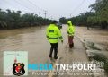 Respons Cepat Laporan Call Center 110, Polsek Padang Tualang Atur Lalu Lintas di Jalan Sumur Bor yang Tergenang Air