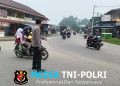Wujud Nyata Polisi Bersama Masyarakat, Polsek Ngabang Sigap Atur Lalu Lintas dan Bantu Pelajar Menyeberang