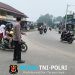 Wujud Nyata Polisi Bersama Masyarakat, Polsek Ngabang Sigap Atur Lalu Lintas dan Bantu Pelajar Menyeberang