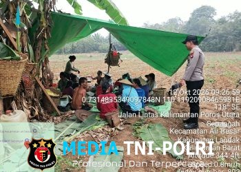 Momen Humanis di Tengah Kebun! Polisi Sapa Warga, Imbau Keamanan Jadi Pesan Utama