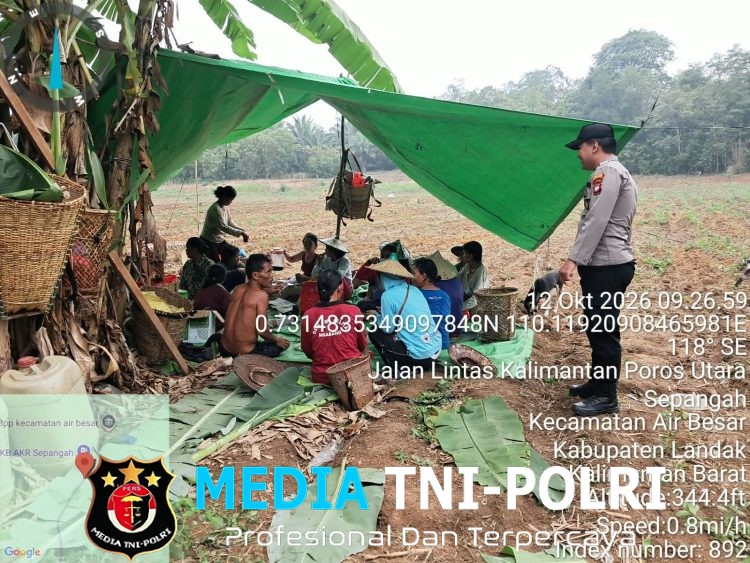 Momen Humanis di Tengah Kebun! Polisi Sapa Warga, Imbau Keamanan Jadi Pesan Utama