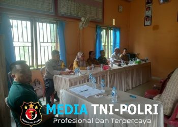 Bhabinkamtibmas Polsek Menyuke Hadiri Kegiatan Muyawarah Desa Bagak