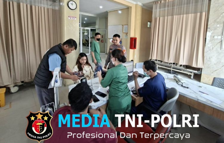 Respons Cepat Laporan 110, Polsek Cikarang Utara Bantu Perempuan Sakit Mendapatkan Perawatan Medis