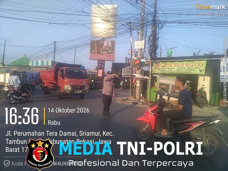 Pastikan Kelancaran Arus Kendaraan Sore Hari, Polsek Tambun Selatan Hadir Atur Lalu Lintas di Perempatan Perumahan Tera Damai